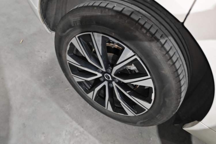 Used Volvo XC60 2024 B5 4x4 Smart Luxury Edition Right Rear Wheel Hub