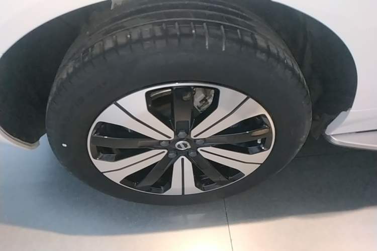 Used Volvo XC60 2024 B5 4x4 Smart & Advanced Sport Edition Right Rear Wheel Hub