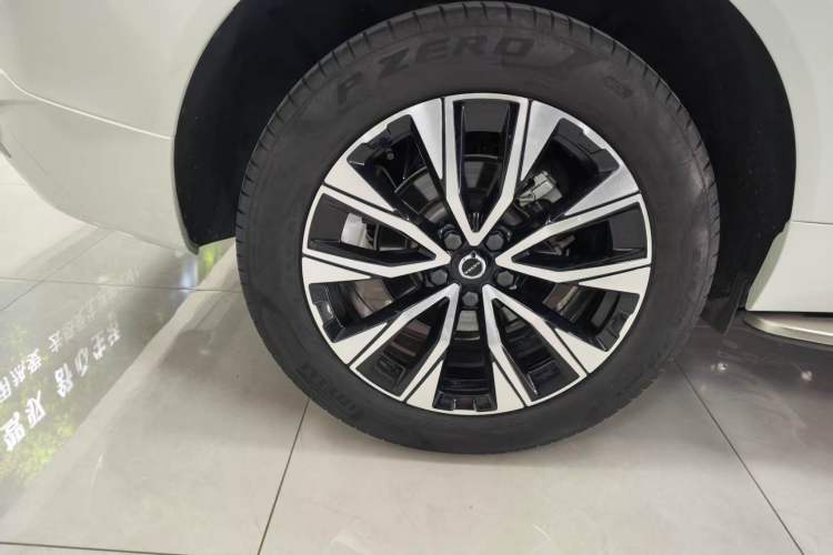 Used Volvo XC60 2024 B5 4x4 Smart Luxury Edition Right Rear Wheel Hub