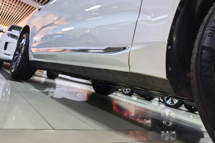 Used Volvo XC60 2024 B5 4x4 Smart Luxury Edition Right Side Sill