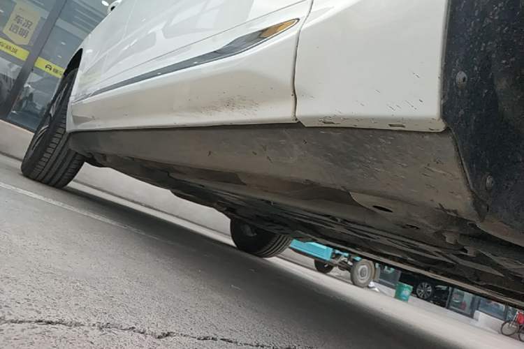 Used Volvo XC60 2024 B5 4x4 Smart Luxury Edition Right Side Sill