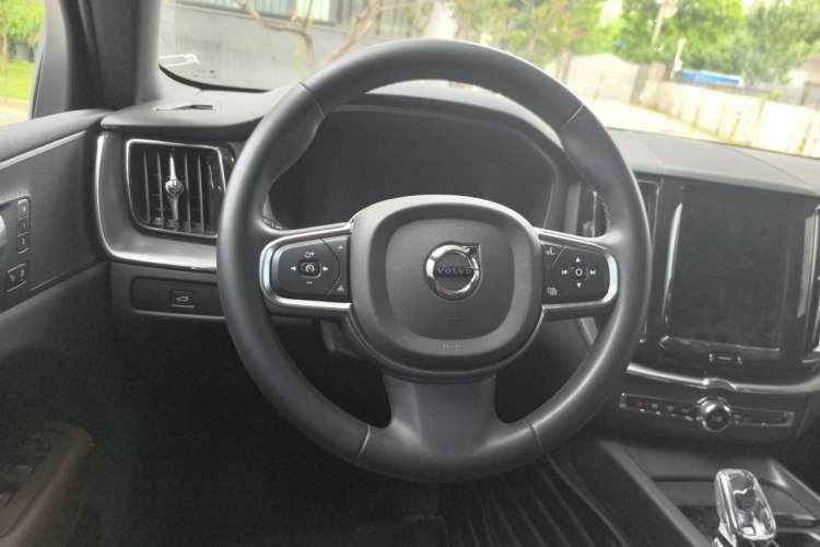 Used Volvo XC60 2024 B5 4x4 Smart Luxury Edition Steering Wheel