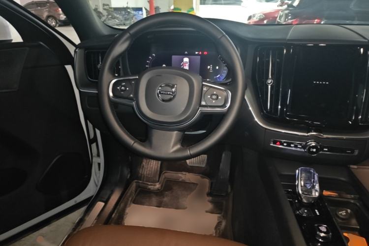 Used Volvo XC60 2024 B5 4x4 Smart Luxury Edition Steering Wheel