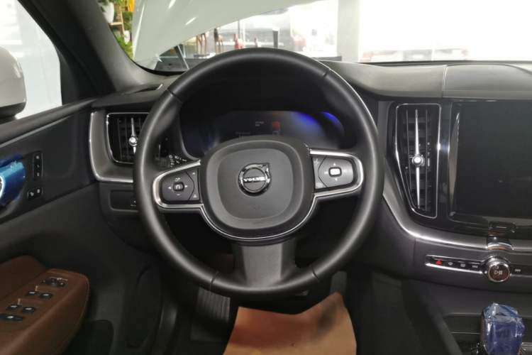 Used Volvo XC60 2024 B5 4x4 Smart Luxury Edition Steering Wheel