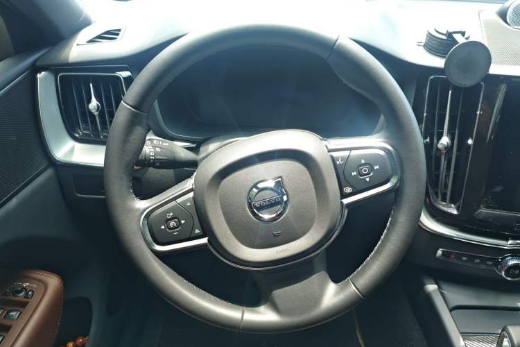 Used Volvo XC60 2024 B5 4x4 Smart Luxury Edition Steering Wheel