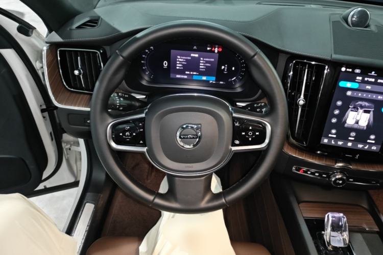 Used Volvo XC60 2024 B5 4x4 Smart Luxury Edition Steering Wheel