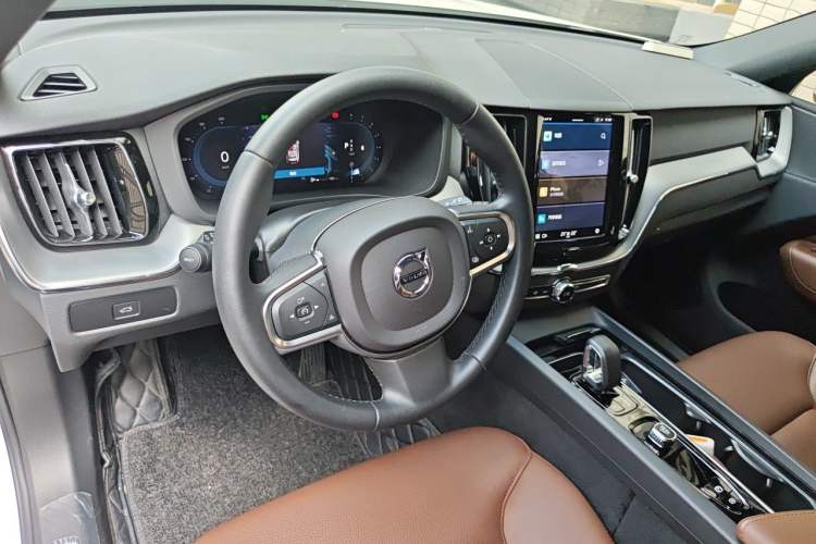 Used Volvo XC60 2024 B5 4x4 Smart Luxury Edition Steering Wheel