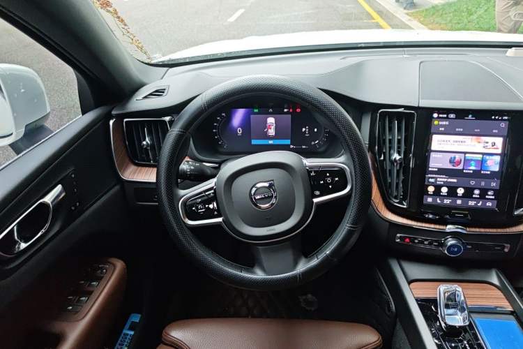 Used Volvo XC60 2024 B5 4x4 Smart Luxury Edition Steering Wheel
