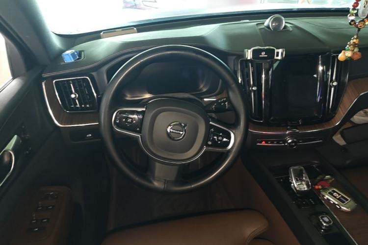 Used Volvo XC60 2024 B5 4x4 Smart Luxury Edition Steering Wheel