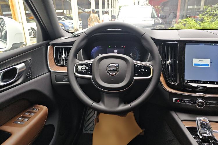 Used Volvo XC60 2024 B5 4x4 Smart Luxury Edition Steering Wheel