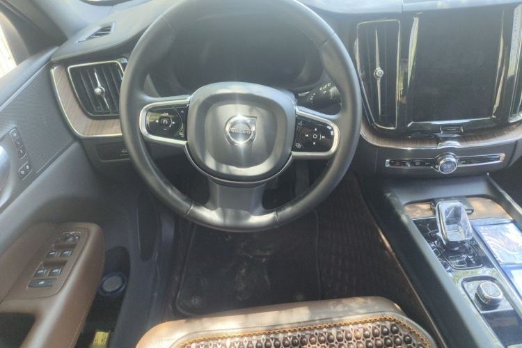 Used Volvo XC60 2024 B5 4x4 Smart Luxury Edition Steering Wheel