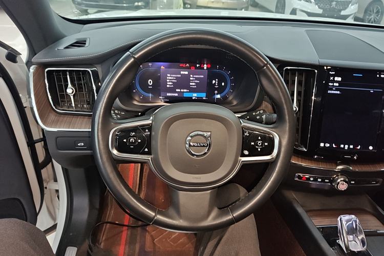 Used Volvo XC60 2024 B5 4x4 Smart Luxury Edition Steering Wheel