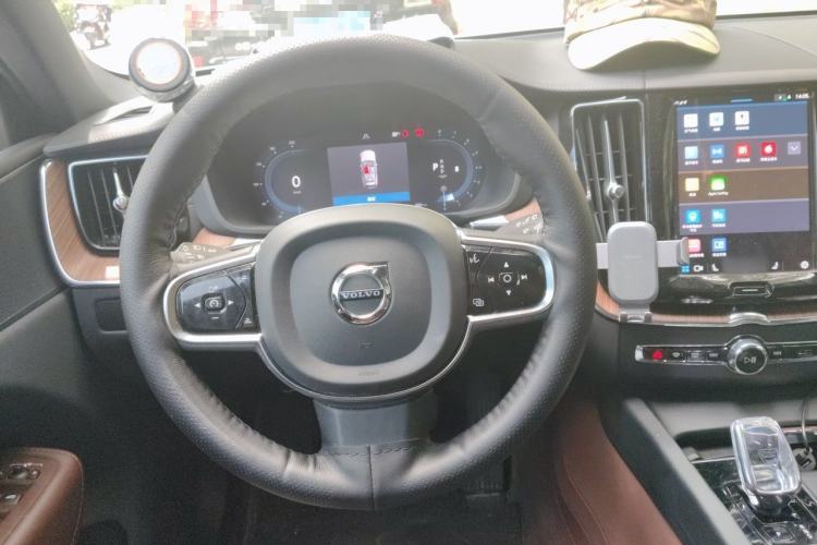Used Volvo XC60 2024 B5 4x4 Smart Luxury Edition Steering Wheel