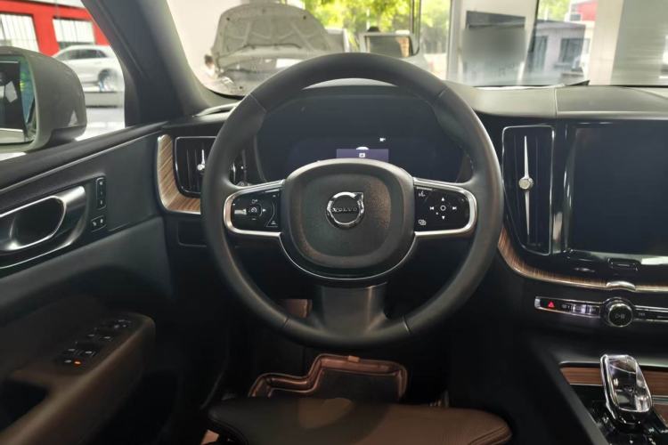 Used Volvo XC60 2024 B5 4x4 Smart Luxury Edition Steering Wheel
