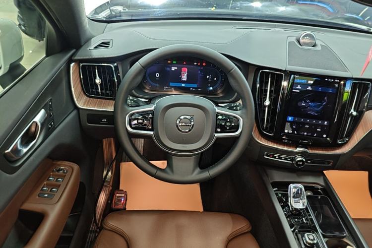 Used Volvo XC60 2024 B5 4x4 Smart Luxury Edition Steering Wheel