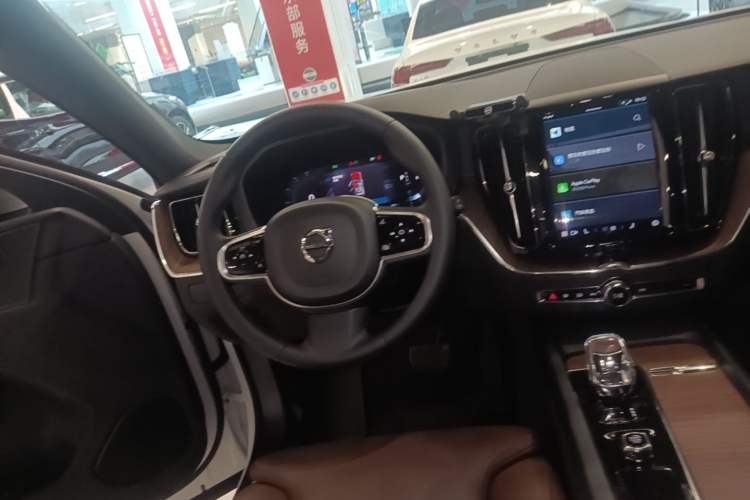 Used Volvo XC60 2024 B5 4x4 Smart Luxury Edition Steering Wheel