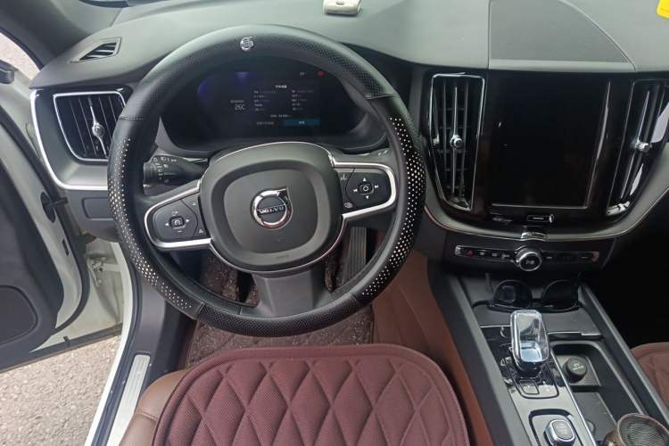 Used Volvo XC60 2024 B5 4x4 Smart Luxury Edition Steering Wheel