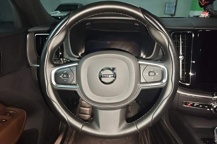 Used Volvo XC60 2024 B5 4x4 Smart Luxury Edition Steering Wheel