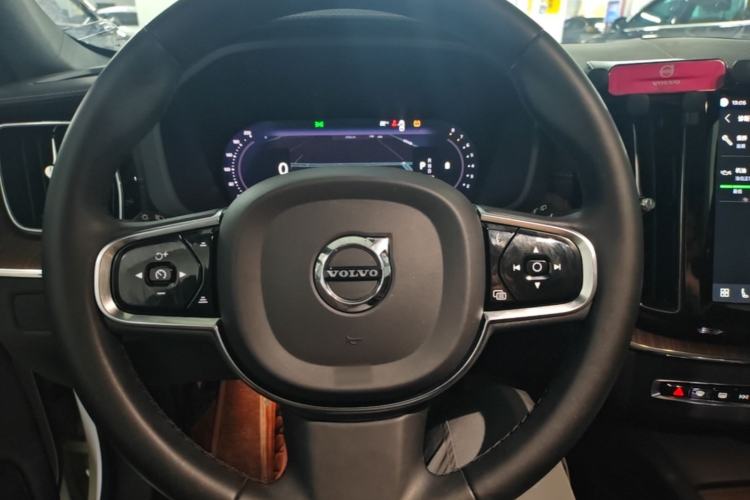 Used Volvo XC60 2024 B5 4x4 Smart Luxury Edition Steering Wheel