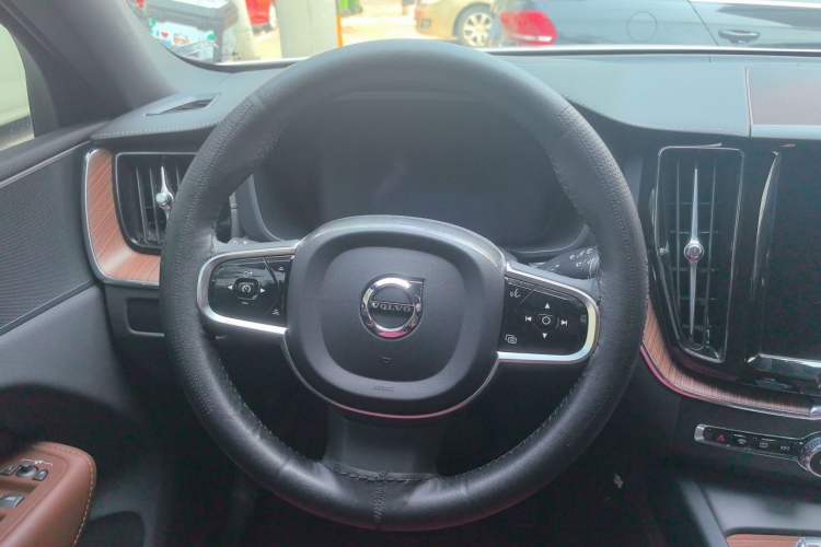 Used Volvo XC60 2024 B5 4x4 Smart Luxury Edition Steering Wheel