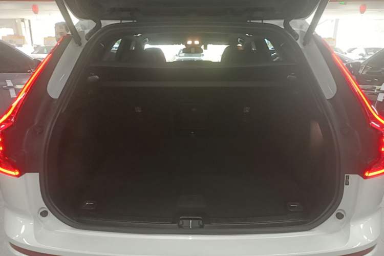 Used Volvo XC60 2024 B5 4x4 Smart Luxury Edition Trunk