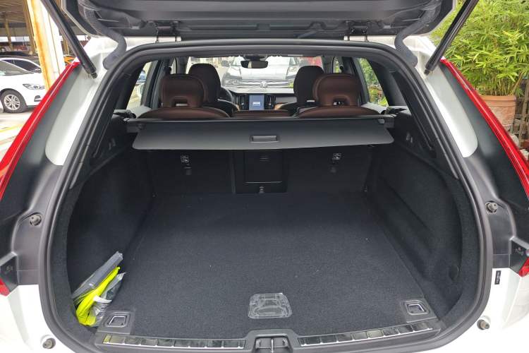 Used Volvo XC60 2024 B5 4x4 Smart Luxury Edition Trunk