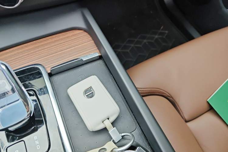 Used Volvo XC60 2024 B5 4x4 Smart Luxury Edition Vehicle Key