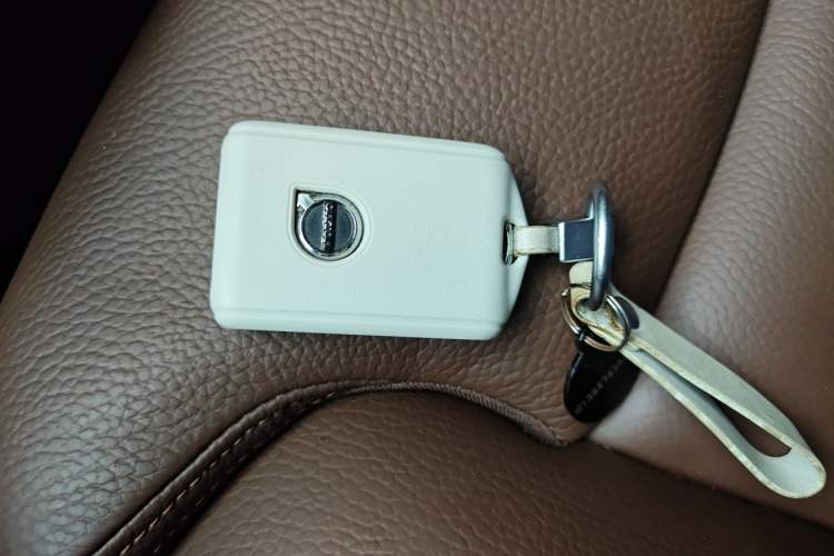 Used Volvo XC60 2024 B5 4x4 Smart Luxury Edition Vehicle Key