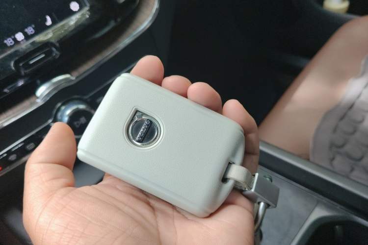 Used Volvo XC60 2024 B5 4x4 Smart Luxury Edition Vehicle Key