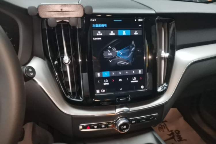 Used Volvo XC60 2024 B5 4x4 Smart Luxury Edition Audio And AC Panel