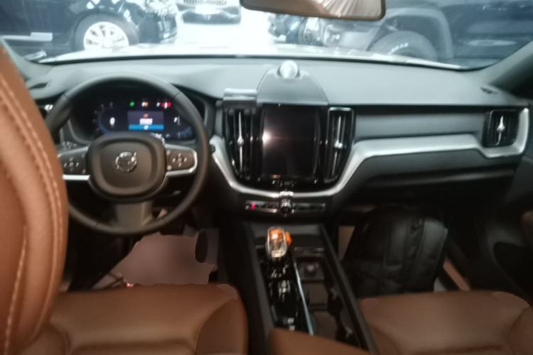 Used Volvo XC60 2024 B5 4x4 Smart Luxury Edition Center Console