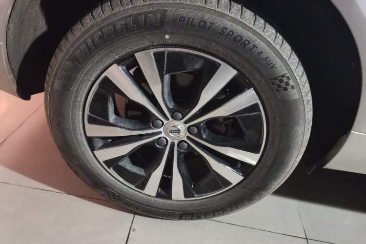 Used Volvo XC60 2024 B5 4x4 Smart Luxury Edition Right Rear Wheel Hub