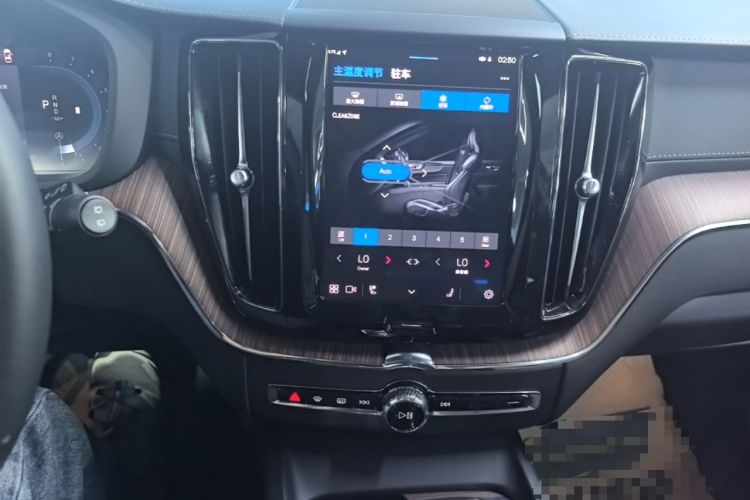 Used Volvo XC60 2025 B5 Four-Wheel Drive Smart & Advanced Luxury Edition Audio And AC Panel
