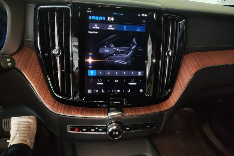 Used Volvo XC60 2025 B5 Four-Wheel Drive Smart & Advanced Luxury Edition Audio And AC Panel