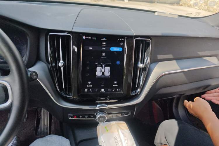 Used Volvo XC60 2025 B5 4x4 Smart Luxury Edition Audio And AC Panel