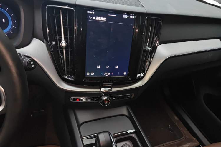 Used Volvo XC60 2025 B5 4x4 Smart Luxury Edition Audio And AC Panel