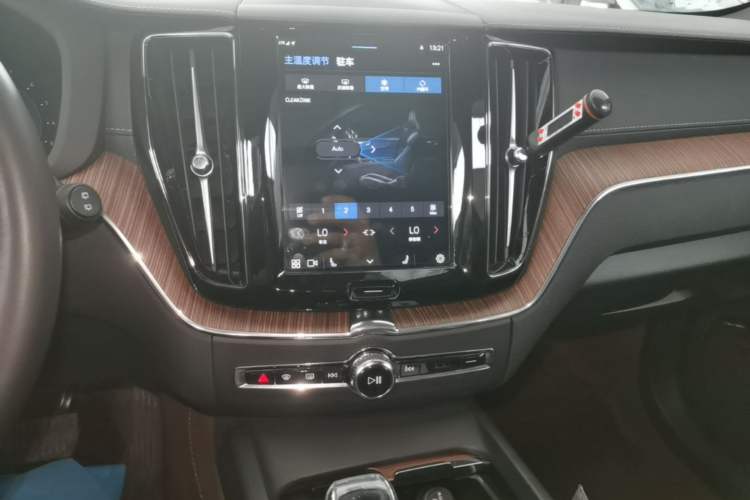 Used Volvo XC60 2025 B5 Four-Wheel Drive Smart & Advanced Luxury Edition Audio And AC Panel
