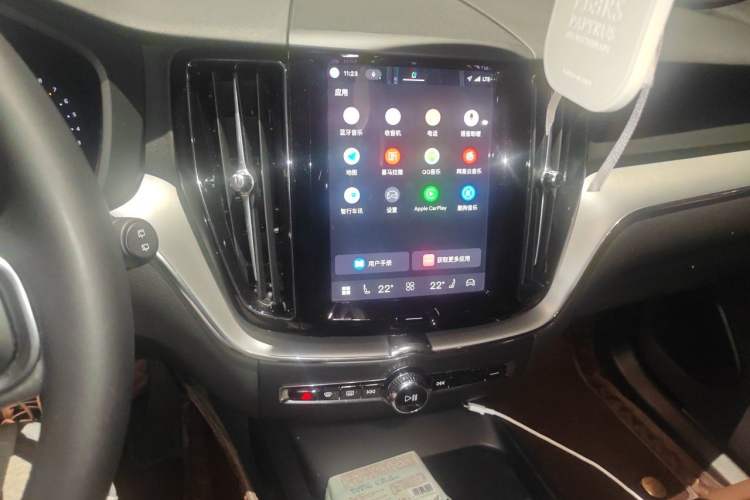 Used Volvo XC60 2025 B5 4x4 Smart Luxury Edition Audio And AC Panel