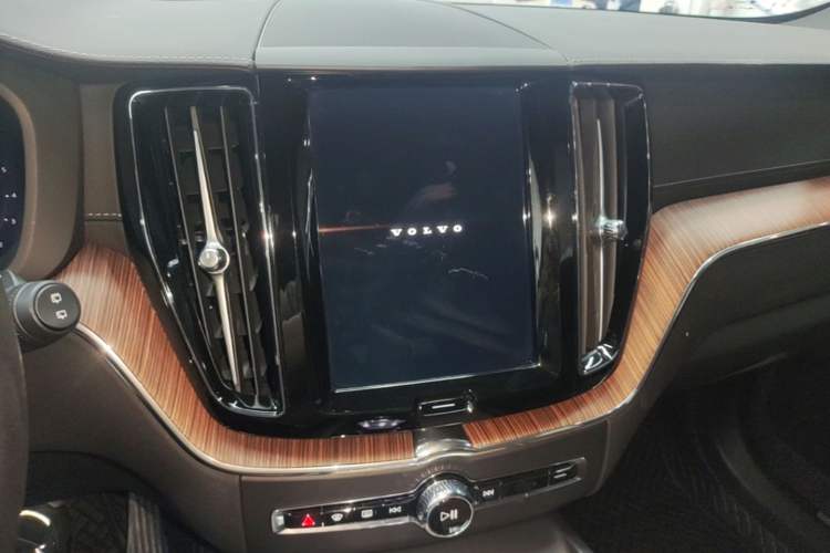 Used Volvo XC60 2025 B5 Four-Wheel Drive Smart & Advanced Luxury Edition Audio And AC Panel