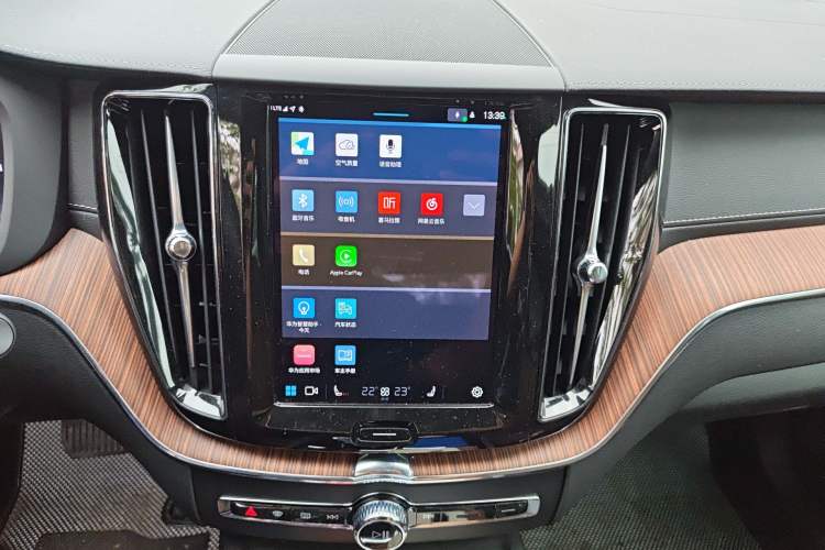 Used Volvo XC60 2025 B5 Four-Wheel Drive Smart & Advanced Luxury Edition Audio And AC Panel