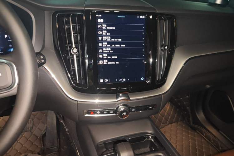 Used Volvo XC60 2025 B5 4x4 Smart Luxury Edition Audio And AC Panel