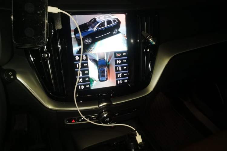 Used Volvo XC60 2025 B5 4x4 Smart Luxury Edition Audio And AC Panel