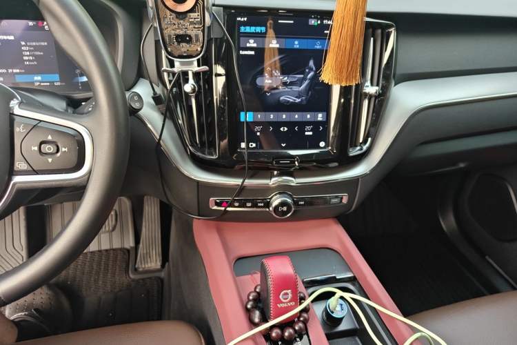 Used Volvo XC60 2025 B5 4x4 Smart Luxury Edition Audio And AC Panel