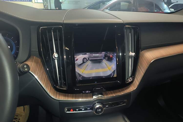 Used Volvo XC60 2025 B5 Four-Wheel Drive Smart & Advanced Luxury Edition Audio And AC Panel