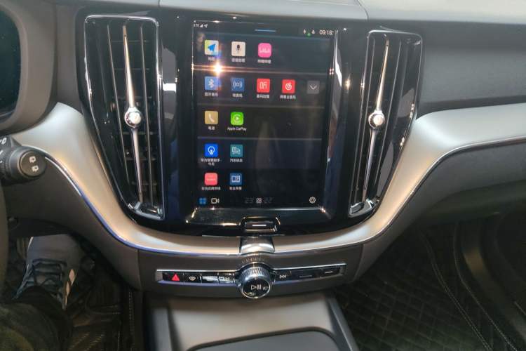 Used Volvo XC60 2025 B5 4x4 Smart Luxury Edition Audio And AC Panel
