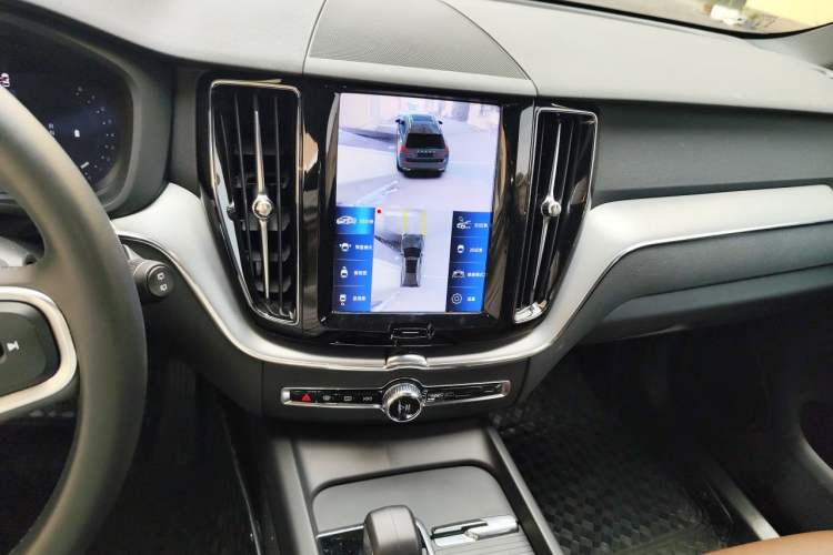 Used Volvo XC60 2025 B5 4x4 Smart Luxury Edition Audio And AC Panel
