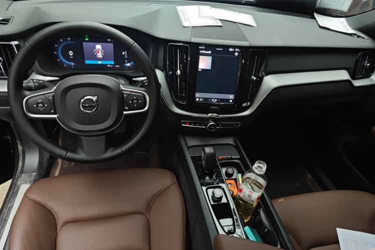 Used Volvo XC60 2025 B5 4x4 Smart Luxury Edition Center Console