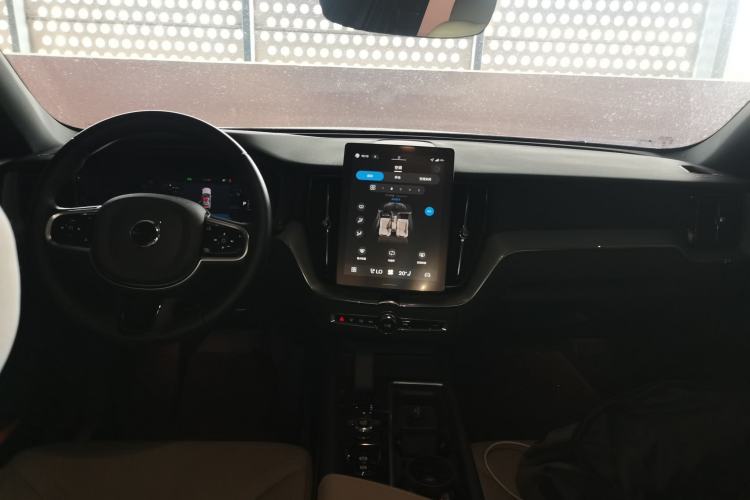Used Volvo XC60 2025 B5 4x4 Smart Luxury Edition Center Console
