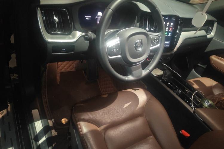 Used Volvo XC60 2025 B5 4x4 Smart Luxury Edition Center Console