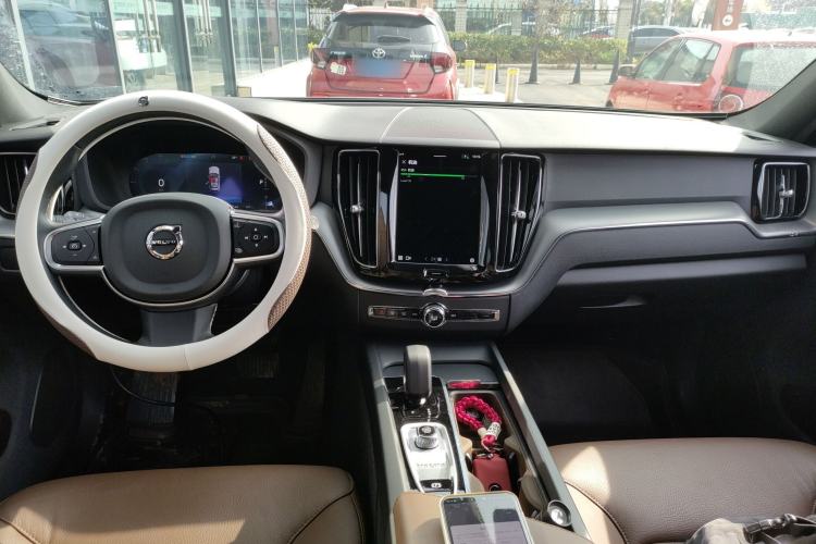 Used Volvo XC60 2025 B5 4x4 Smart Luxury Edition Center Console
